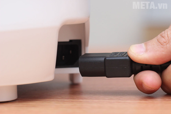 Nồi cơm Panasonic SR-ZE105WRAM sử dụng dây cắm điện tháo rời