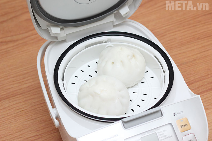 Nồi cơm Panasonic SR-ZE105WRAM đi kèm sừng hấp, giúp bạn thực hiện các món hấp dễ dàng