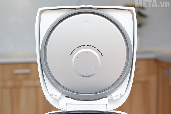 Vung nồi phủ lớp chống dính, giúp nồi được sạch sẽ và giữ nhiệt tốt hơn