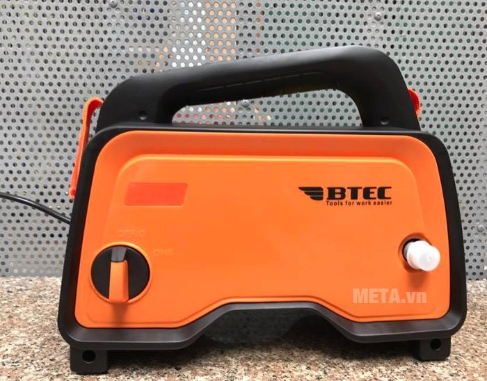 Máy xịt rửa áp lực cao Btec BT530 có công tắc ON/OFF phía trước máy Máy xịt rửa áp lực cao Btec BT530 có công tắc ON/OFF phía trước máy