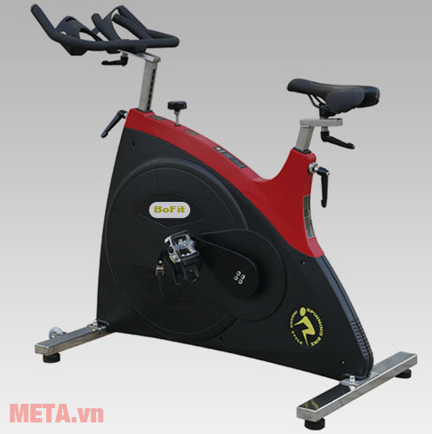 Xe đạp tập Spinning BoFit 7010 thiết kế bàn đạp chắc chắn, chống trượt 