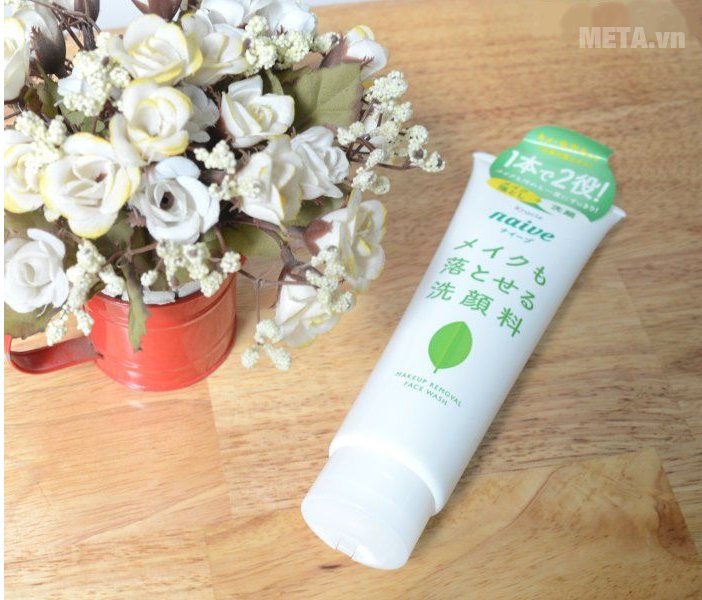 Sữa rửa mặt kèm tẩy trang trà xanh Naive 200 thiết kế dạng tuýp 