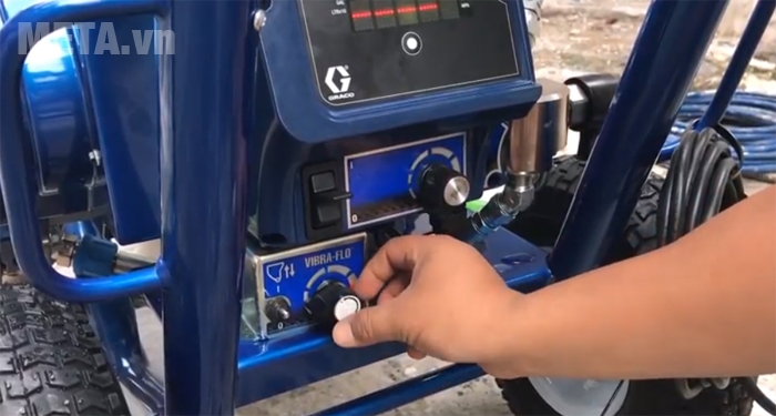 Máy phun sơn Graco APX6200 có công tắc phía sau máy