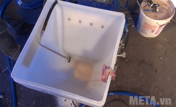 Máy phun sơn Graco APX6200 có bồn chứa vật liệu bằng nhựa