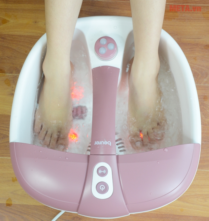 Massage rung và tạo bọt sẽ giúp xoa bóp các huyệt đạo ở gan bàn chân