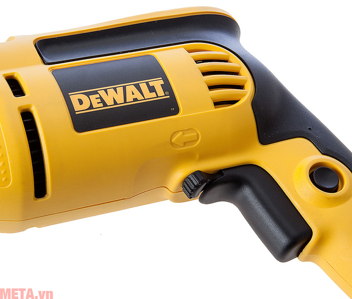 Máy khoan động lực DeWalt DWD024 có vỏ máy bằng nhựa