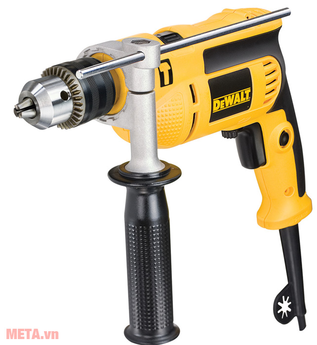 Máy khoan động lực DeWalt DWD024 có tay nắm phụ giúp giảm rung khi khoan.