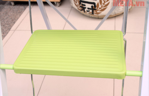 Mặt bậc của thang được thiết kế rộng giúp người dùng đứng vững