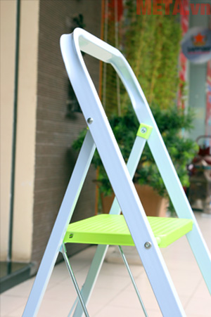 Thang có chiều cao từ bậc cao nhất xuống mặt đất là 68,5 cm