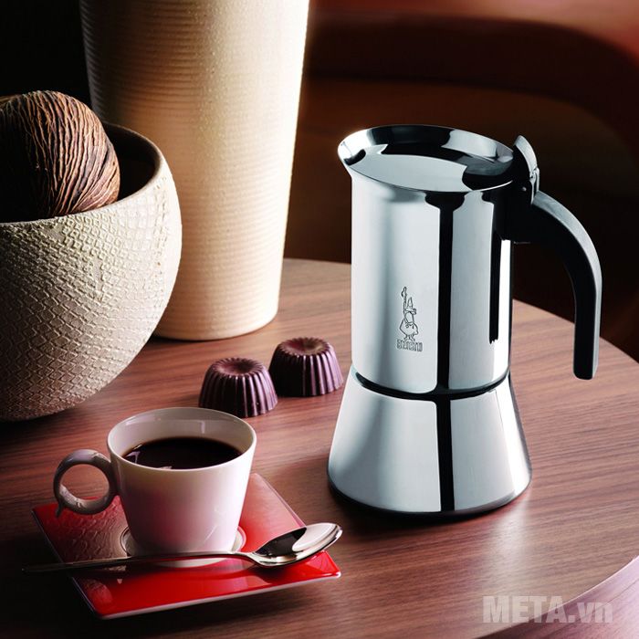 Ấm pha cà phê bếp từ Bialetti Venus 10 cup 990001685/NW để trên bàn trông thật sang trọng 
