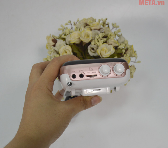 Jack cắm và nút điều chỉnh âm lượng của máy trợ giảng MEGA S718