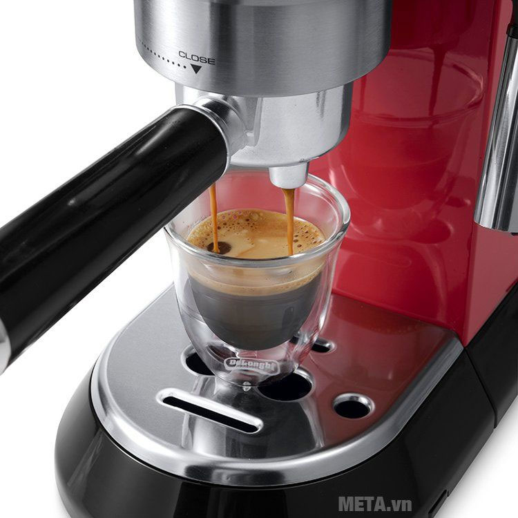 Máy pha cà phê Delonghi EC685.R giúp pha cà phê nhanh chóng 