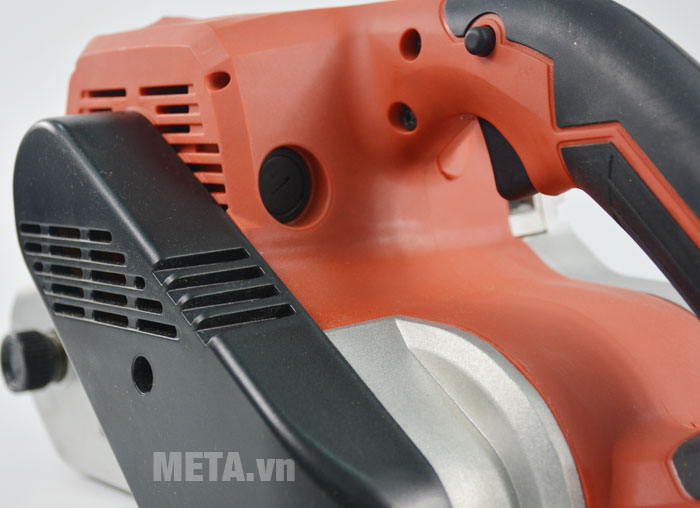 Máy chà nhám băng Maktec MT941 được bọc nhựa cách nhiệt ở vỏ máy