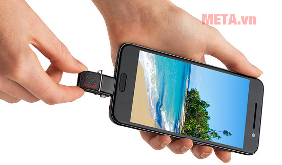 Cổng MicroUSB giúp bạn có thể kết nối với điện thoại Android