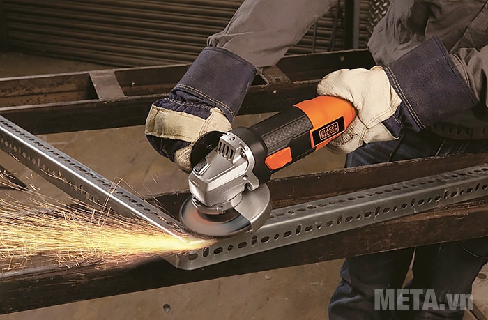 Máy mài góc Black&Decker G720B có vỏ máy bằng nhựa