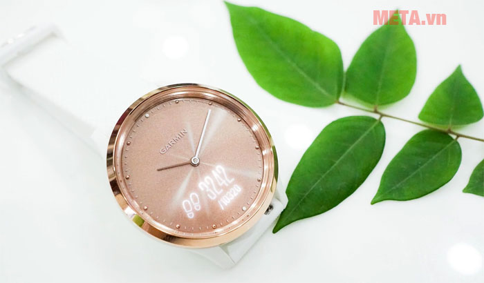 Đồng hồ sẽ về thời điểm 10:10 khi bạn cần xem các chỉ số trên màn hình OLED