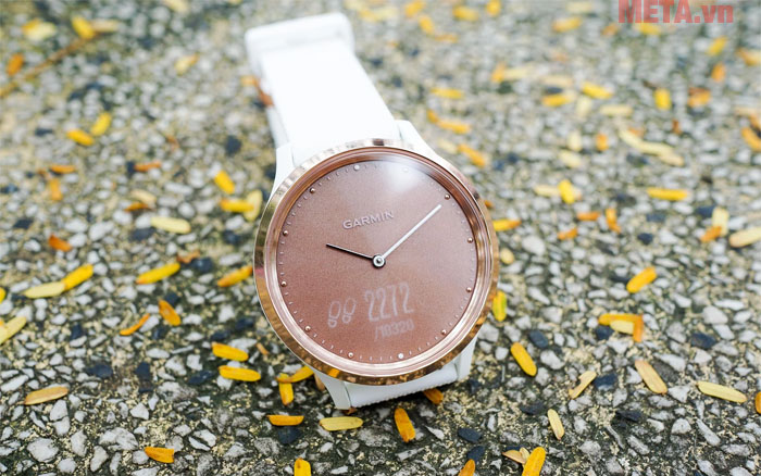 Vivomove HR có thời gian sử dụng pin 2 tuần ở chế độ xem giờ và 5 ngày ở chế độ thông minh