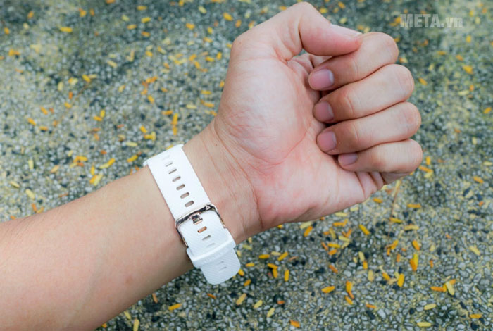 Các nấc điều chỉnh trên dây đeo giúp đồng hồ phù hợp với vòng tay mọi người dùng