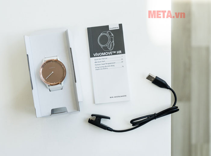 Đồng hồ sử dụng sạc có cổng kết nối USB tương thích với nhiều thiết bị