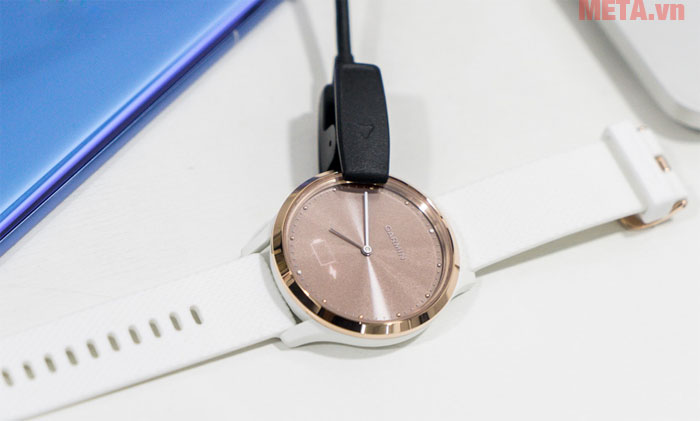 Garmin Vivomove HR sử dụng pin sạc tiện lợi