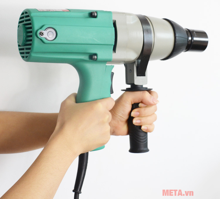 Máy vặn bu lông 620W DCA APB22C (P1B-FF-22C) có thiết kế tay cầm tiện dụng