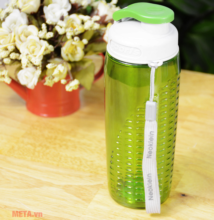 Bình nước Neoklein 500ml 42400 được làm bằng nhựa PP bền bỉ, an toàn