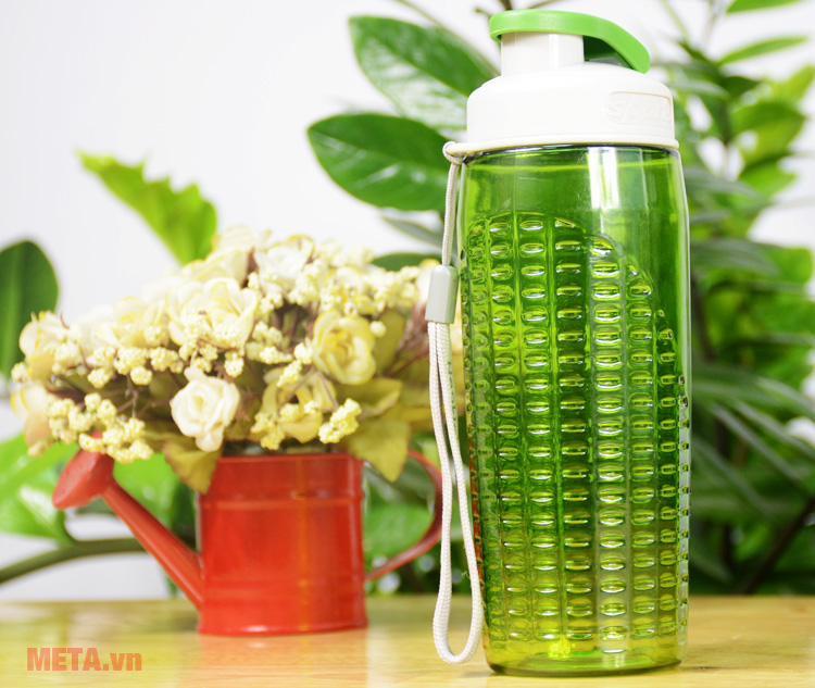 Bình nước Neoklein 500ml 42400 có màu sắc trẻ trung, năng động