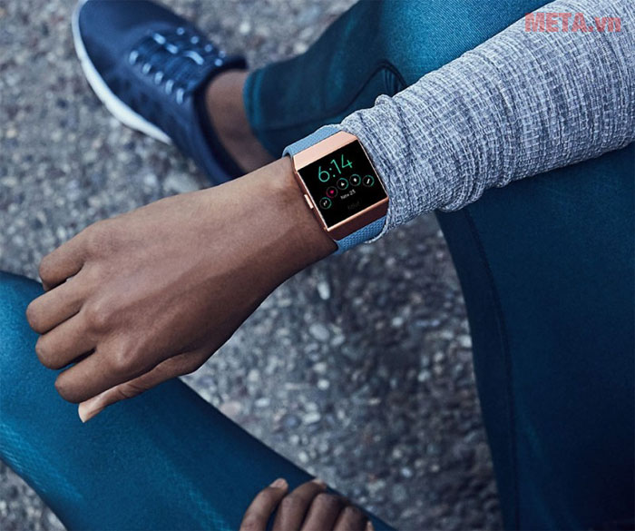 Fitbit Ionic là chiếc smartwatch đầu tiên được Fitbit tung ra thị trường Fitbit Ionic là chiếc smartwatch đầu tiên được Fitbit tung ra thị trường