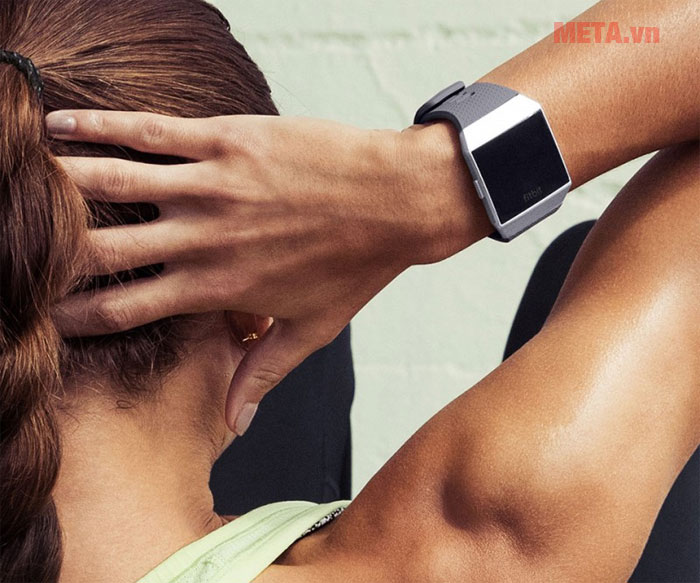 Fitbit Ionic phù hợp với cả nam và nữ sử dụng Fitbit Ionic phù hợp với cả nam và nữ sử dụng