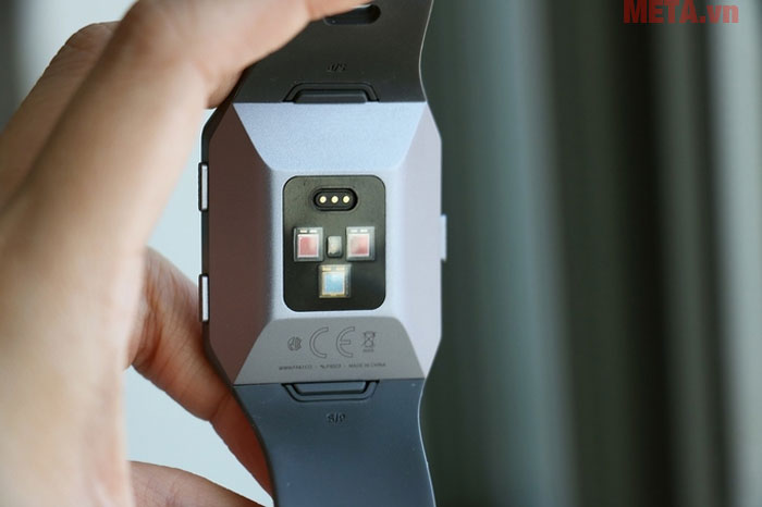 Bề mặt cảm biến của vòng đeo tay được thiết kế nhanh chạy với tay người đeo Bề mặt cảm biến của vòng đeo tay được thiết kế nhanh chạy với tay người đeo