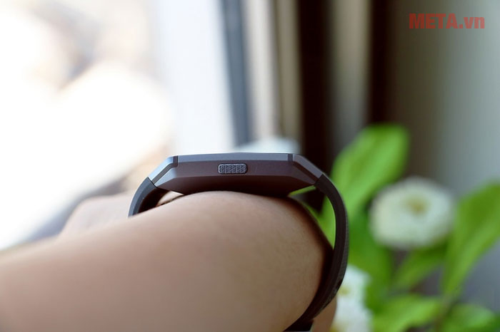 Các nút bấm của Fitbit Ionic được thiết kế bên cạnh vòng đeo Các nút bấm của Fitbit Ionic được thiết kế bên cạnh vòng đeo
