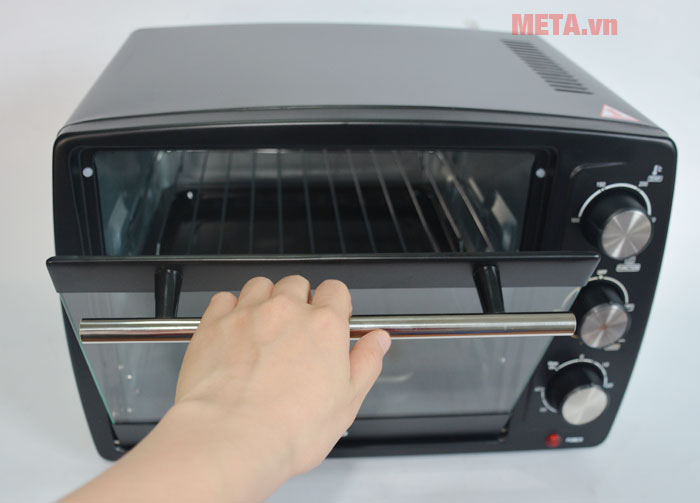 Cánh cửa có tay cầm giúp bạn dễ dàng mở cửa lò