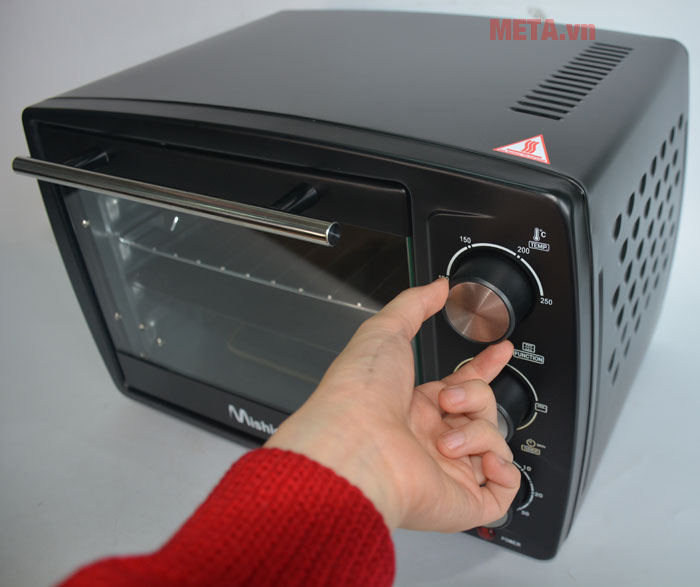 Bạn có thể dễ dàng thiết lập các chế độ hoạt động của lò