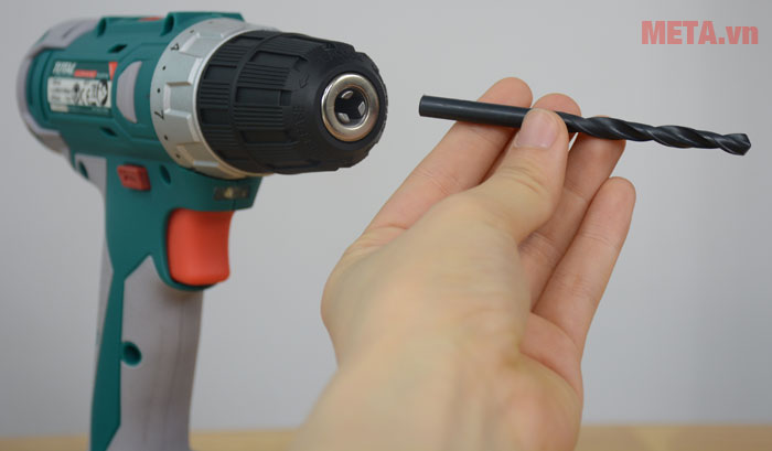 Lắp mũi khoan vào máy Lắp mũi khoan