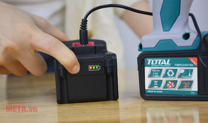 Pin của máy có đèn báo hiển thị dung lượng Pin sạc máy khoan