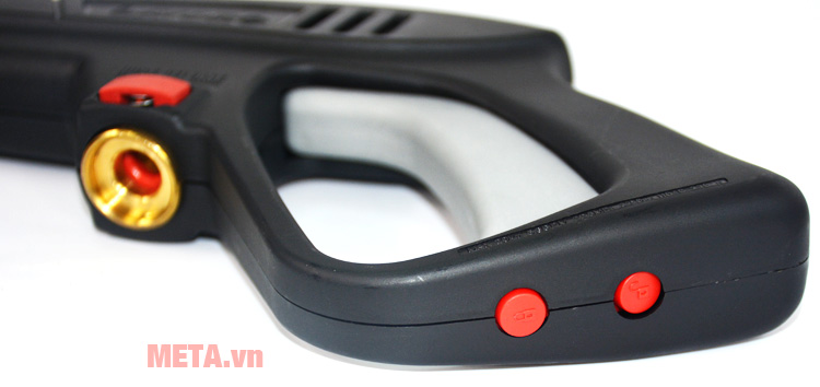 Trên báng súng có nút khóa gài 