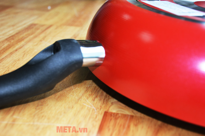 Khớp nối giữa chảo và cán chảo chắc chắn tạo độ bền cho chảo