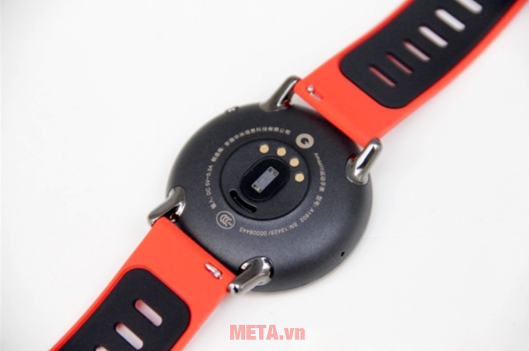 Chân cắm sạc đồng thời cảm ứng đo nhịp tim Chân cắm sạc đồng thời cảm ứng đo nhịp tim