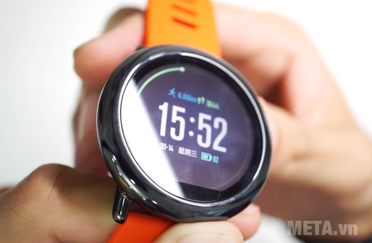 Mặt kính bền bỉ, dày dặn Mặt kính bền bỉ, dày dặn