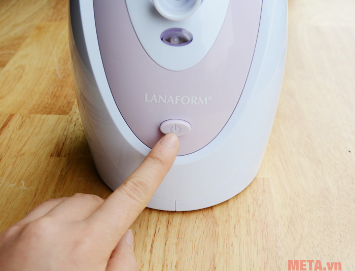 Công tắc bật/tắt được thiết kế tiện lợi ngay trên thân máy