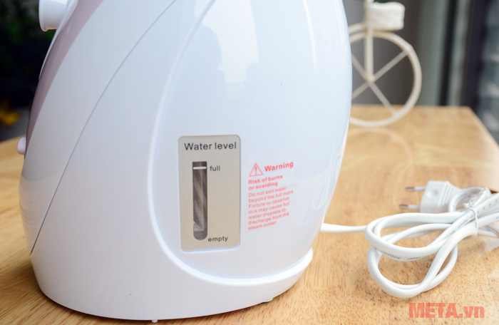 Máy xông hơi mặt Lanaform Steam LA131204 với thiết kế vạch dung tích trên thân máy.