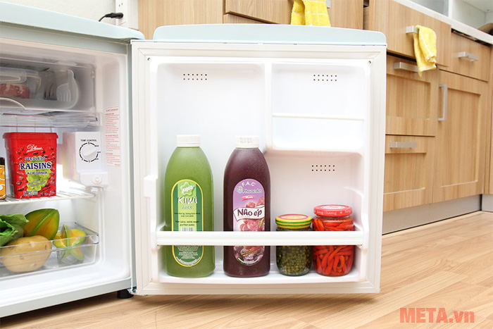 Ngăn để nước có thiết kế rộng rãi