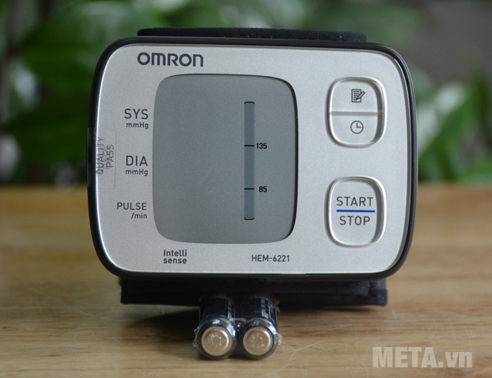 Máy đo huyết áp cổ tay Omron HEM 6221 kèm pin Máy đo huyết áp cổ tay