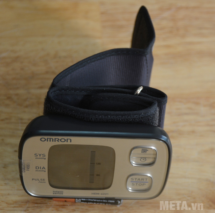 Máy đo huyết áp cổ tay Omron HEM 6221 đo được nhịp tim Máy đo huyết áp tại nhà