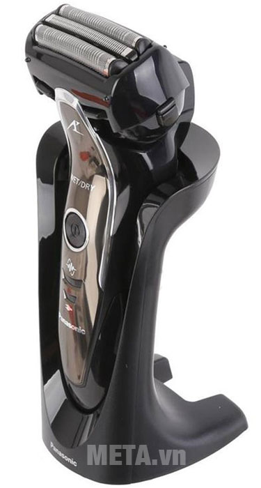 Lưỡi dao sản xuất tại Nhật bản, có độ nghiêng 30 độ, giúp cho những đường cắt sát hơn Máy cạo râu