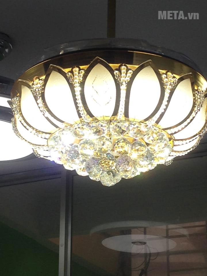 Quạt trần đèn mang phong cách hoàng gia 