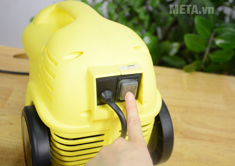 Công tắc ON/OFF ngay trên thân máy Công tắc ON/OFFcủa máy rửa xe