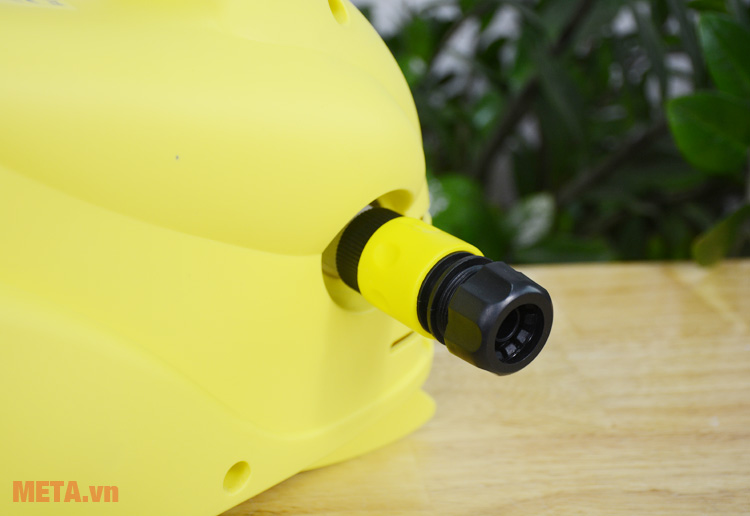 Máy rửa xe được trang bị dụng cụ kết nối nguồn nước Máy rửa xe được trang bị dụng cụ kết nối nguồn nước