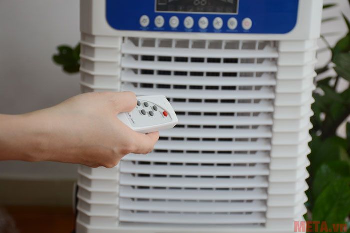 Máy được đi kèm điều khiển từ xa tiện lợi