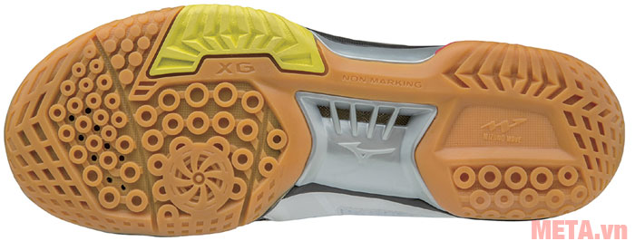 Đế giày phù hợp để di chuyển trên mọi mặt sân